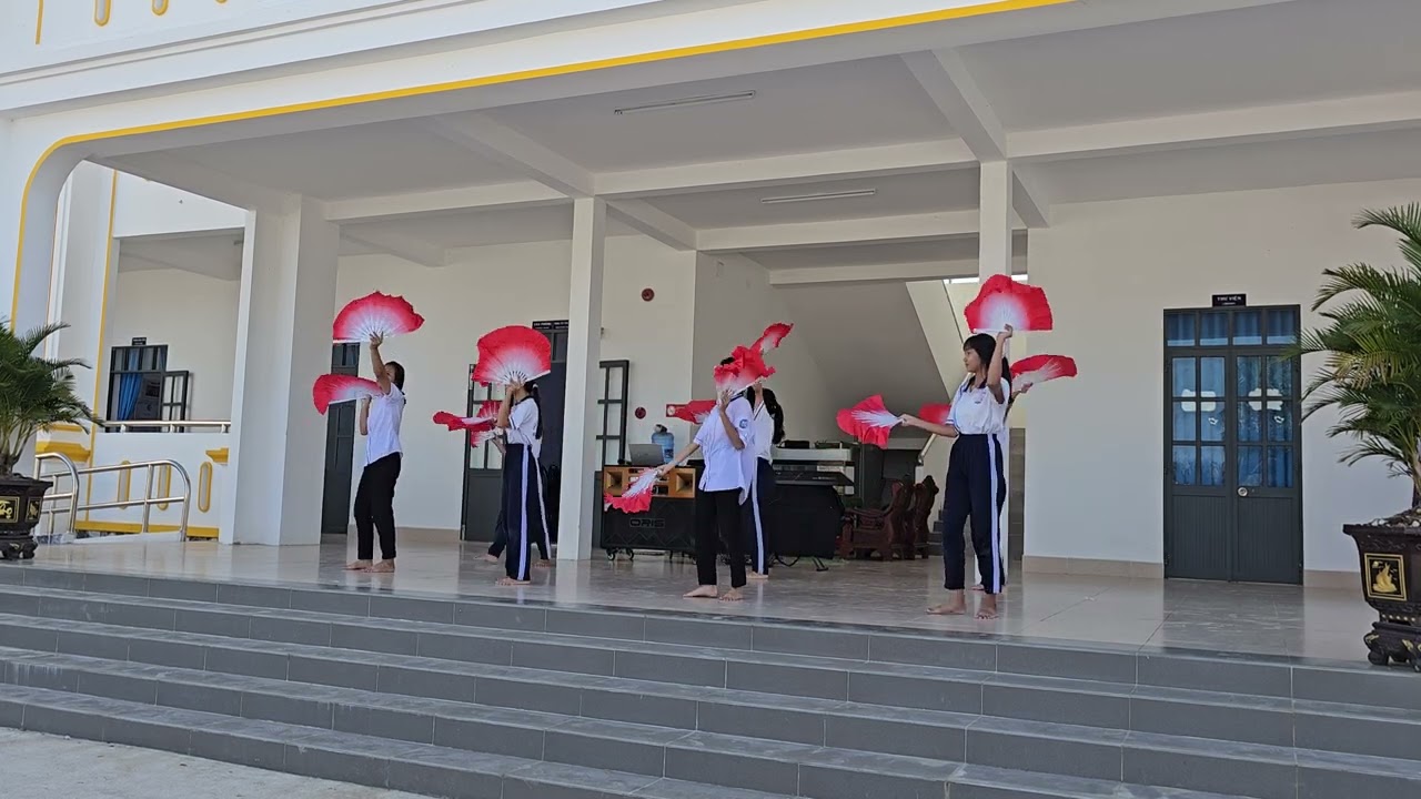 Sơ diễn múa lớp 8a5