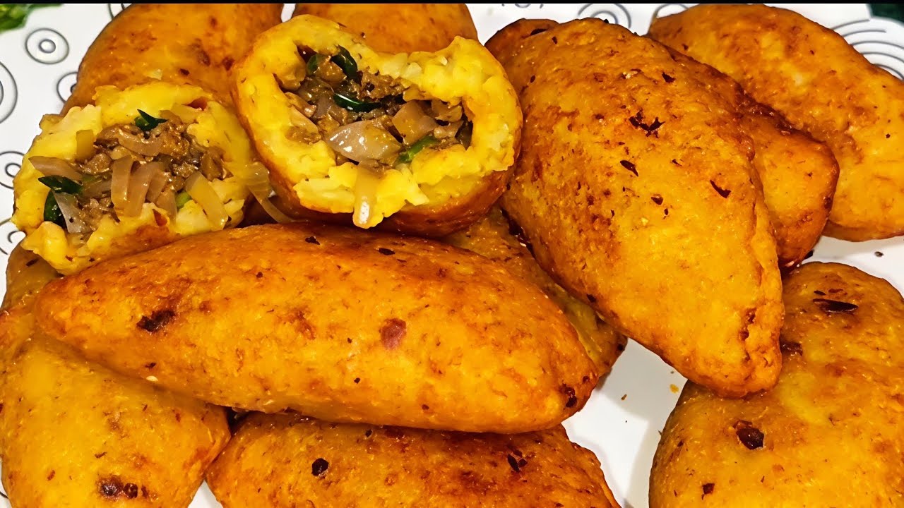 Crispy Half Moon Keema Samosa | Aloo Keema Samosa Recipe | Ramadan Special | Neelu's Flavour Fix 