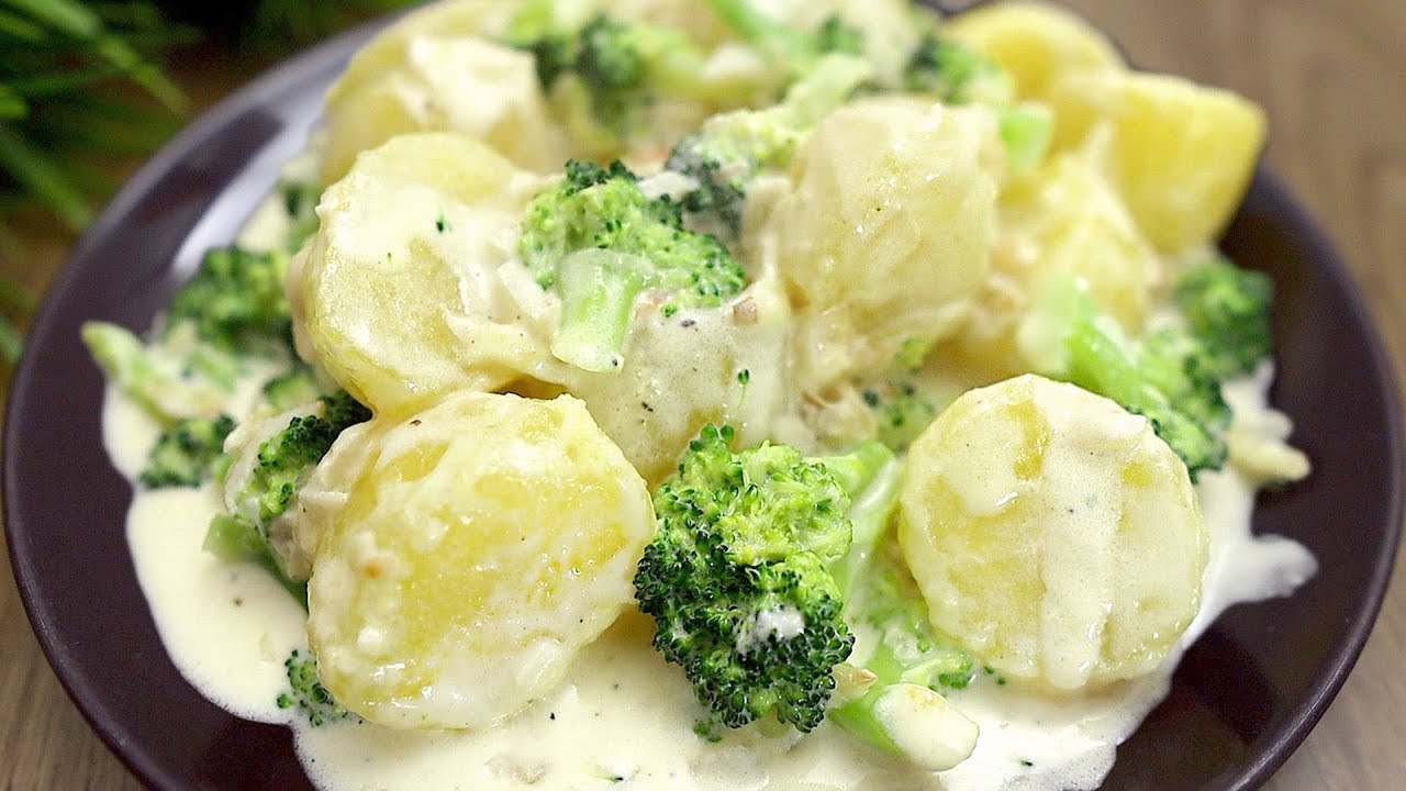 Cremige Kartoffeln mit Brokkoli in einer Bratpfanne. Schnelles und leckeres Abendessen!