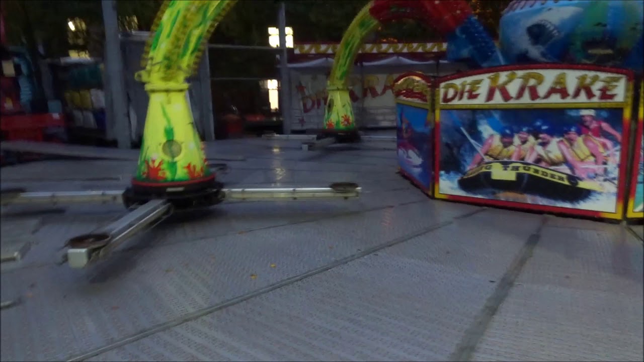 Kirmes Karussell Krake halb aufgebaut