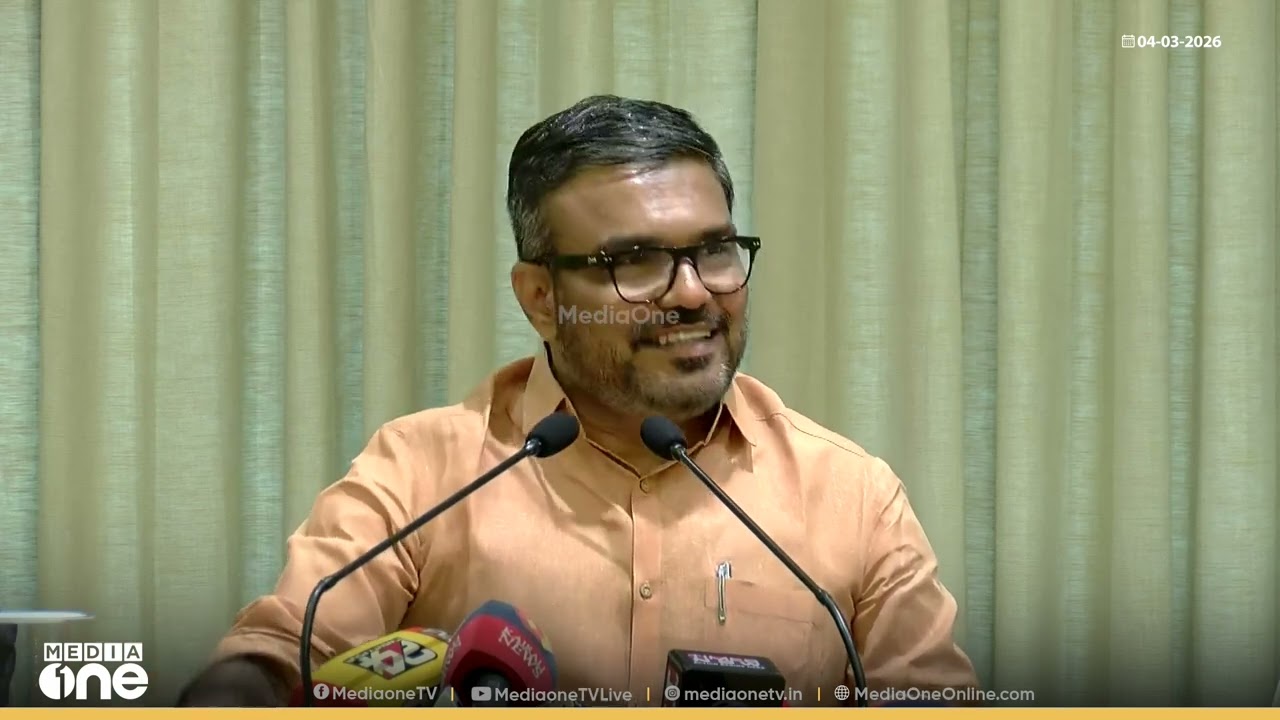 'വാരി വലിച്ച് ഫയലുകൾ ഒപ്പിട്ട് മന്ത്രി തള്ളുന്നു , അത്തരം ബില്യൺ ഡോളർ മണ്ടൻ ചോദ്യം ഉയർന്ന നാടാണ്'