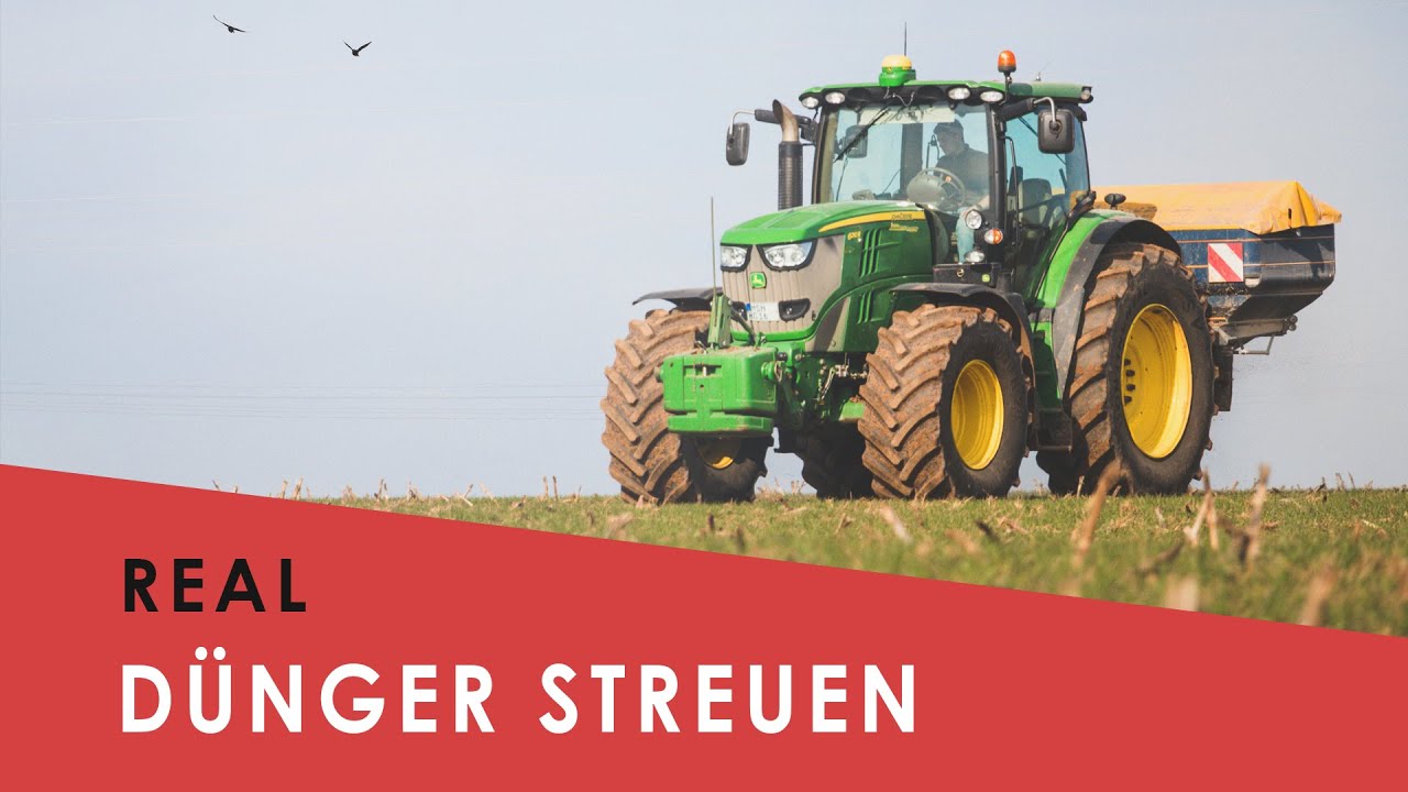 John Deere 6210R beim Dünger streuen