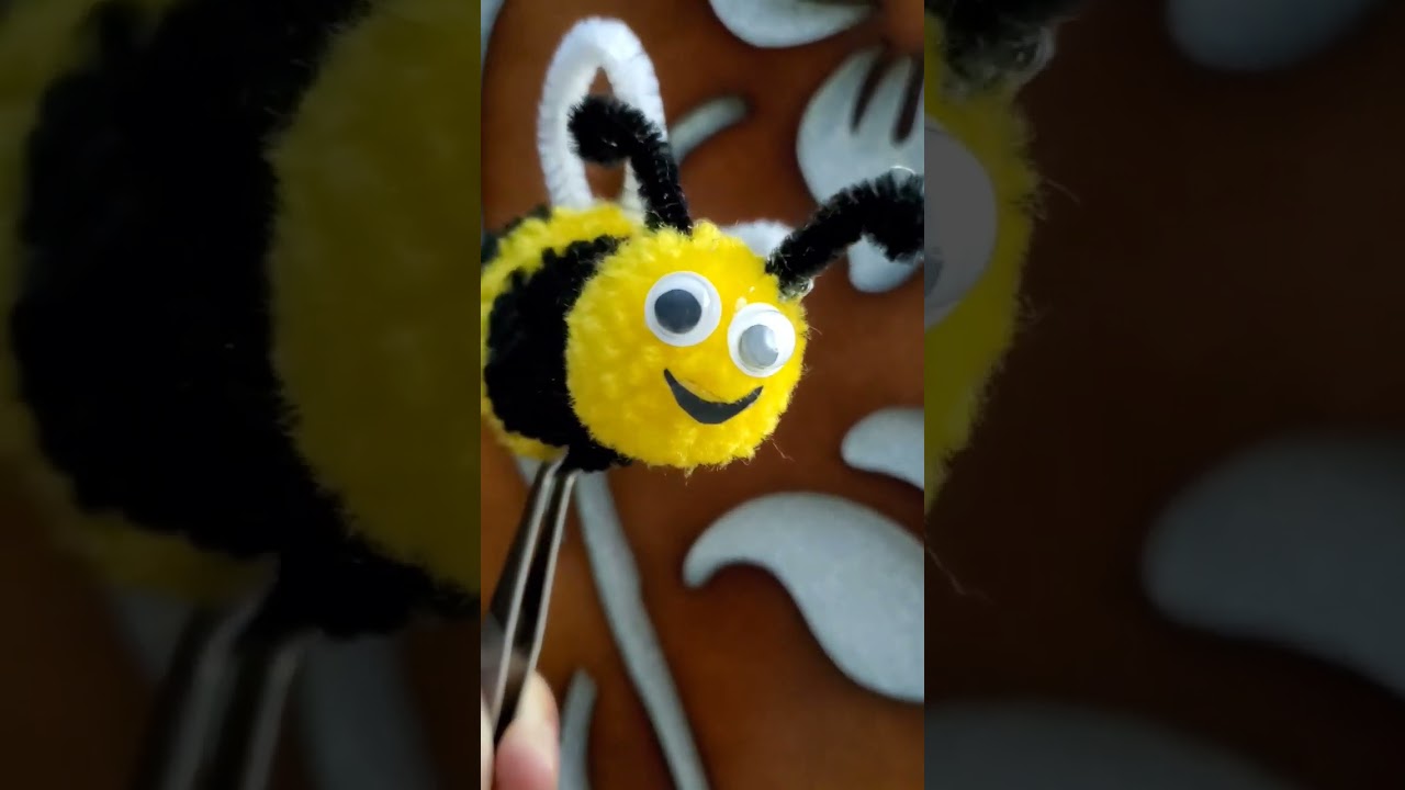 Cutest PomPom Bumblebee  #pompom #Bumblebee #yarn #woolencraft