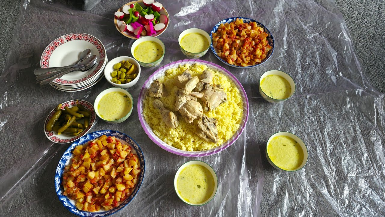 قلاية بطاطا🥔 مع بندوره🍅 بتشهي😋وباقي منسف من يوم الجمعه🤗 والحمد لله نعمة كريم🙏 وكيكة الشاي بالميرندا🥮