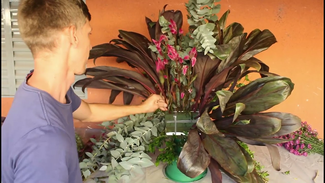 Arranjo de altar diferente com folhagem e flores ‹ Art Fleur ›
