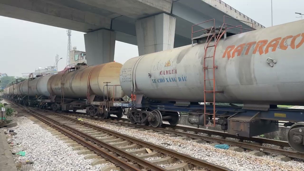 Đoàn tàu hàng mác A9140/A2103 qua ghi Thượng Cát