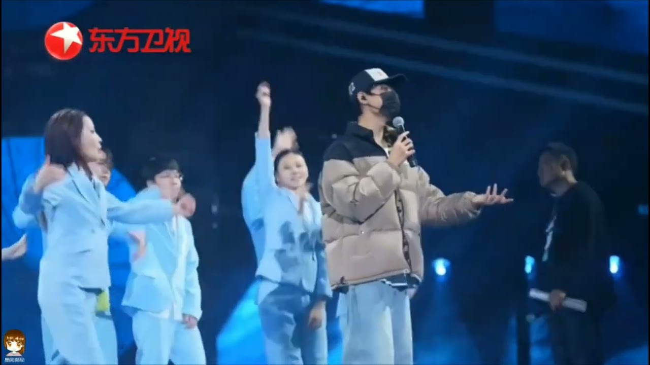 Gong Jun is practicing his singing and dancing for the New Year's Eve and New Year'sDay celebration.
