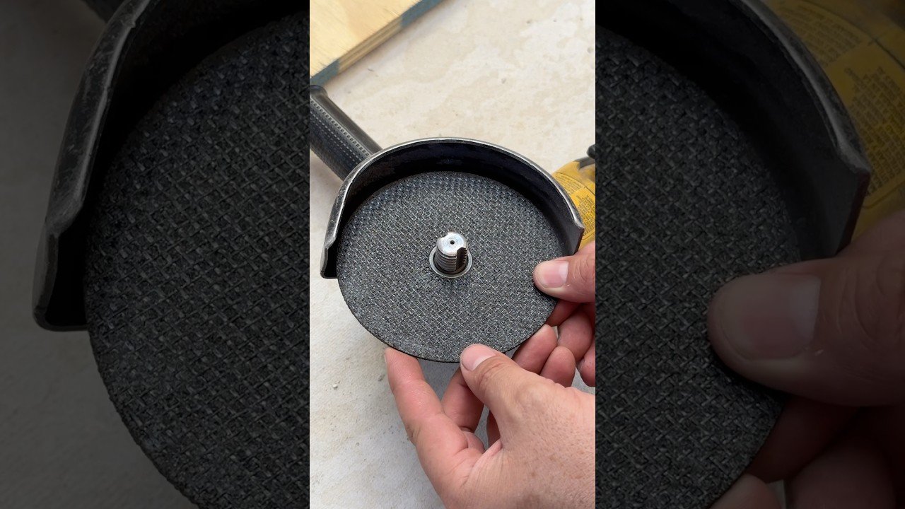 &iquest;Cual es la forma correcta de instalar un disco de corte en el esmeril angular?