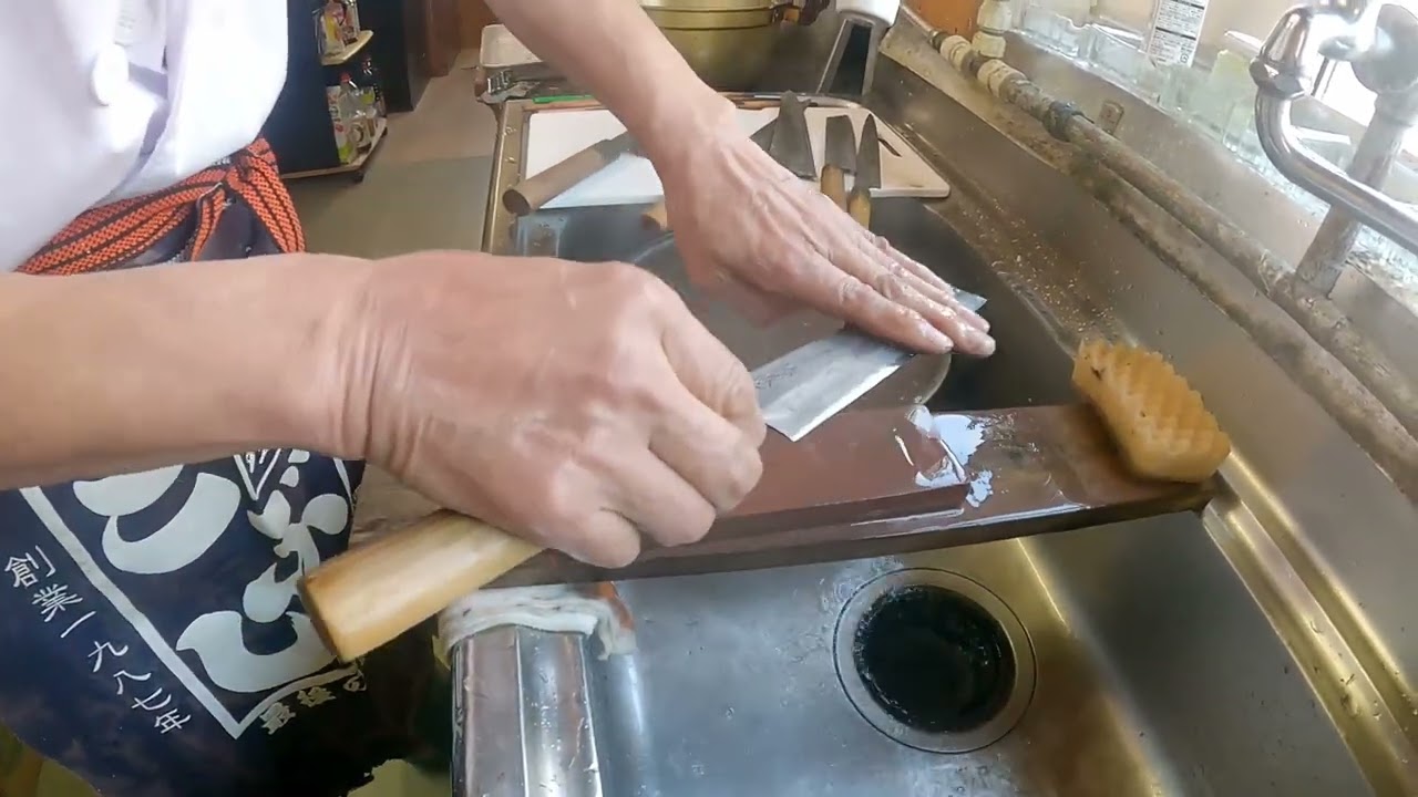職人歴55年の板さんの包丁研ぎ!!