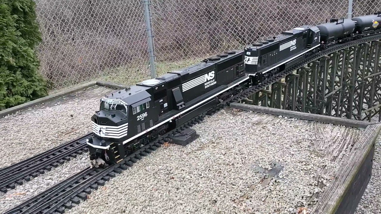 usa trains sd70mac's pulling usa trains modern tank cars