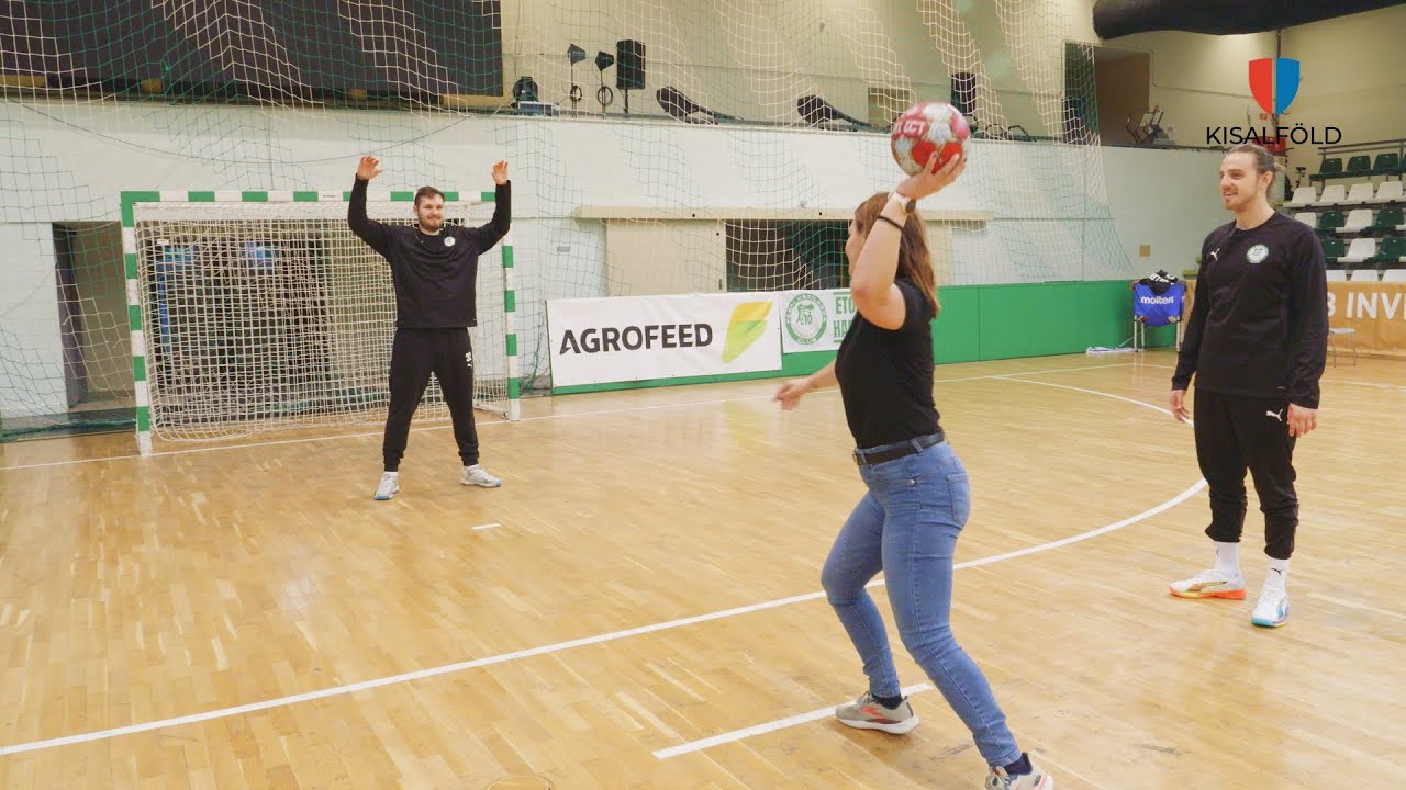 Hári Levente megtanította sportújságírónkat hetest dobni