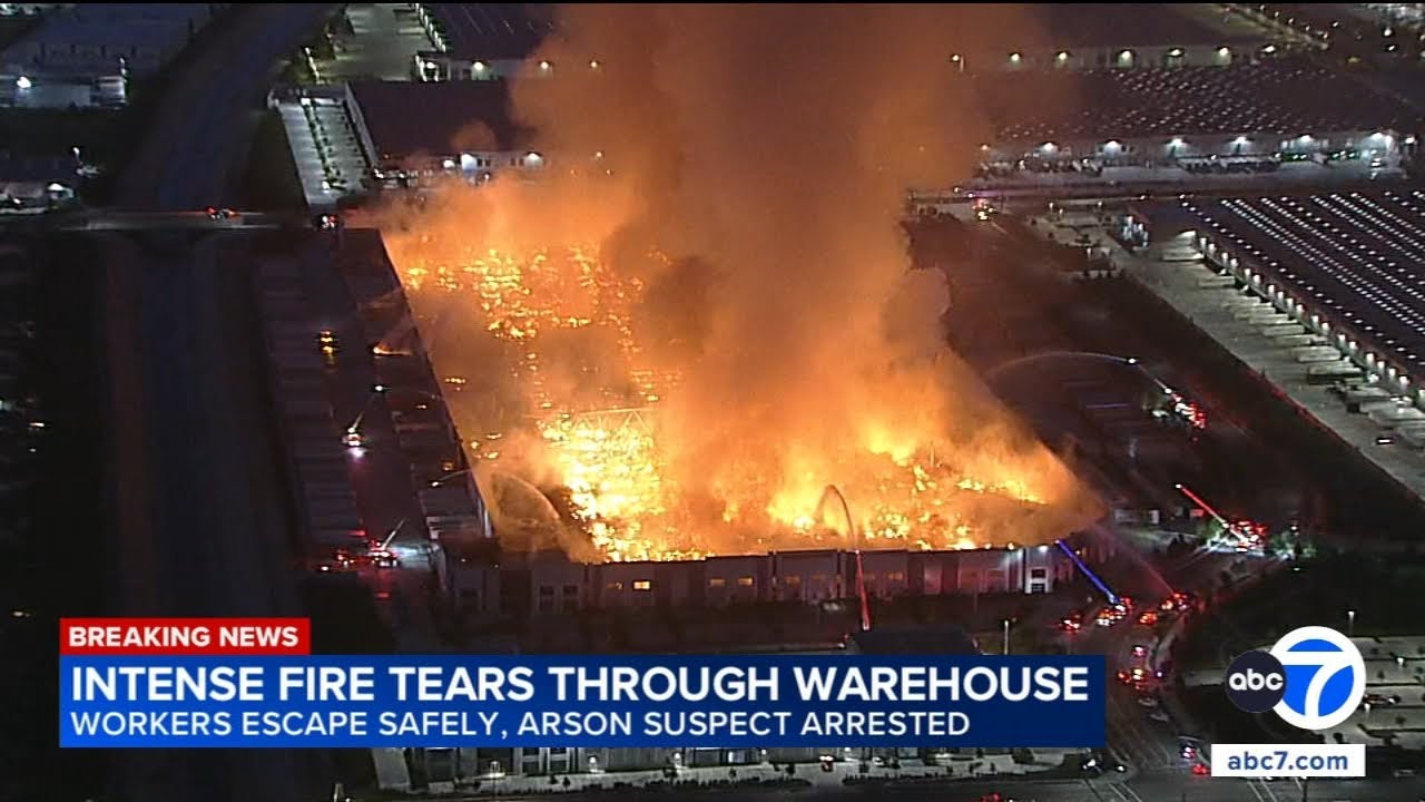 Масштабный пожар охватил склад в Южной Калифорнии.
