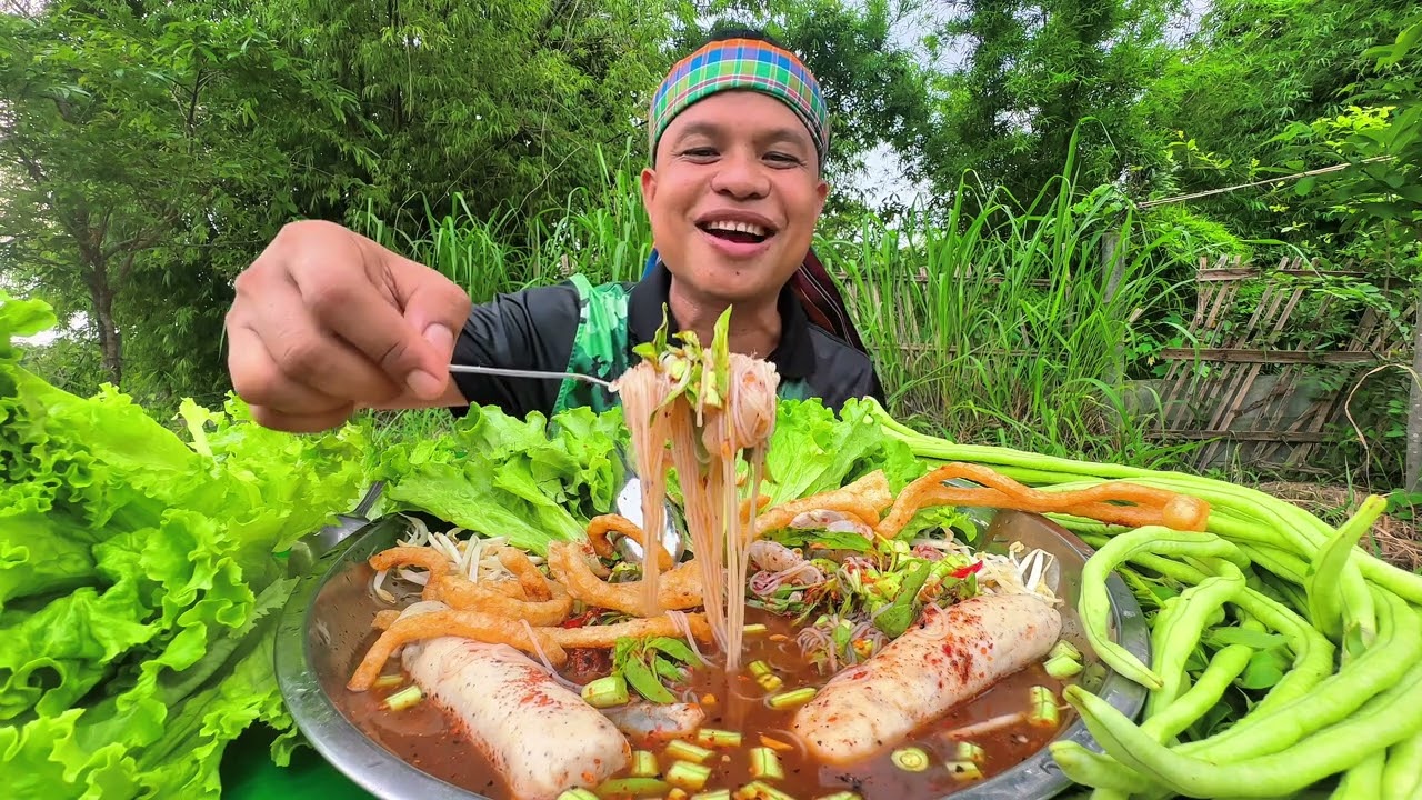 ข้าวปุ้นซาวน้ำปลาร้าสุดแซ่บกับฝีมือสาวรุ่ง