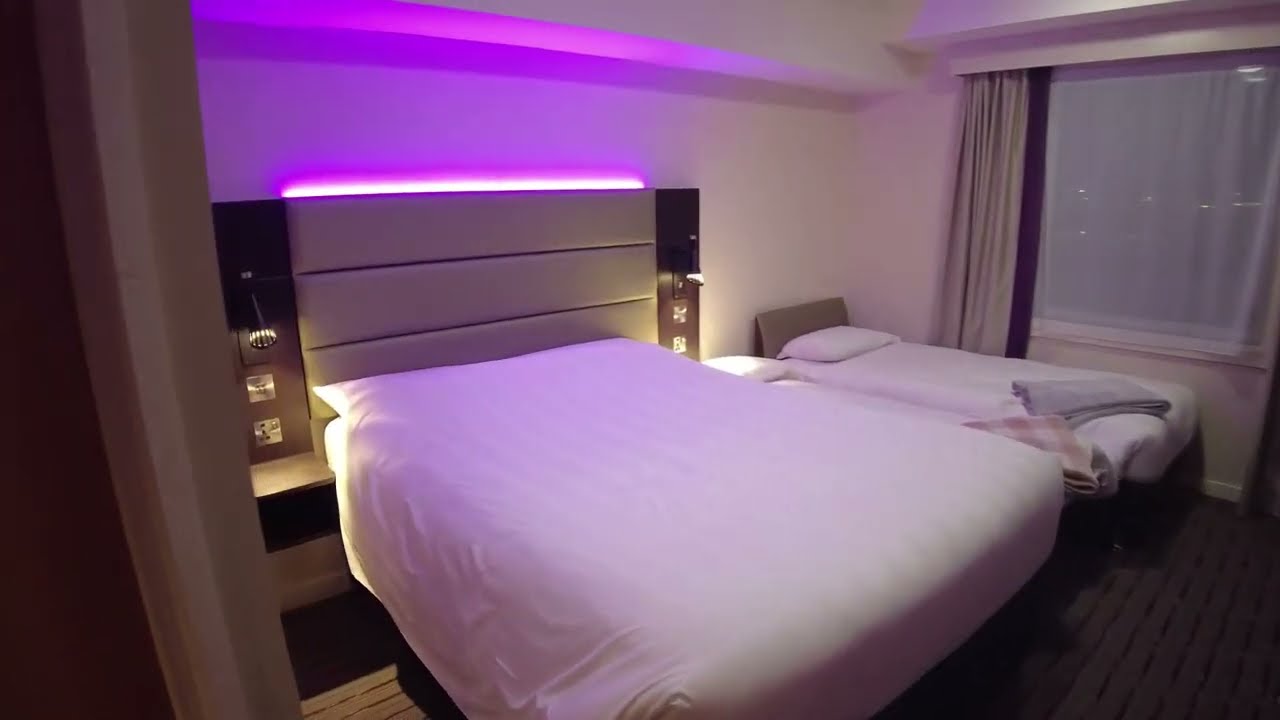 Premier Inn Heathrow Airport Terminal 5 Family room Room Tour. Room 372.