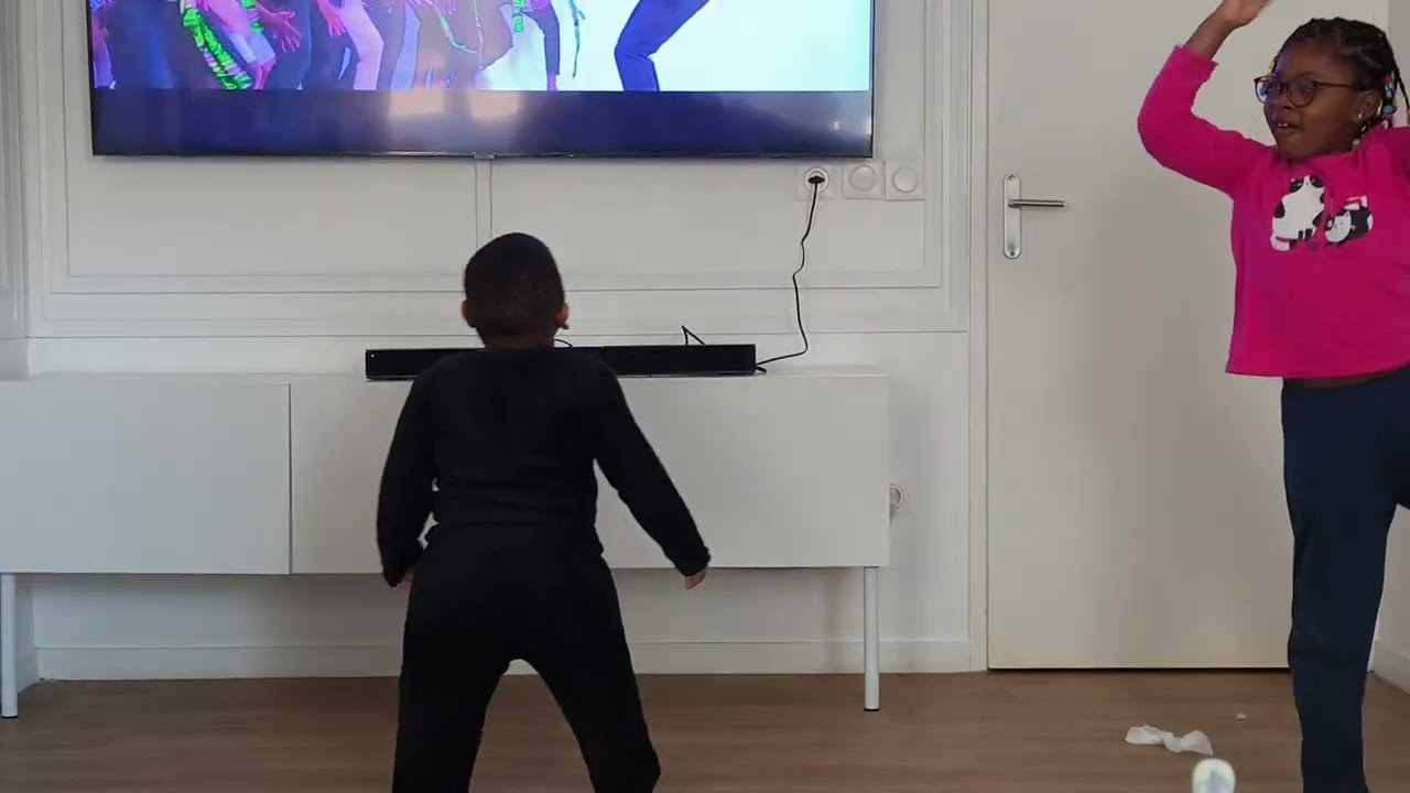 Concours de danse entre Youssouf et Mimi 