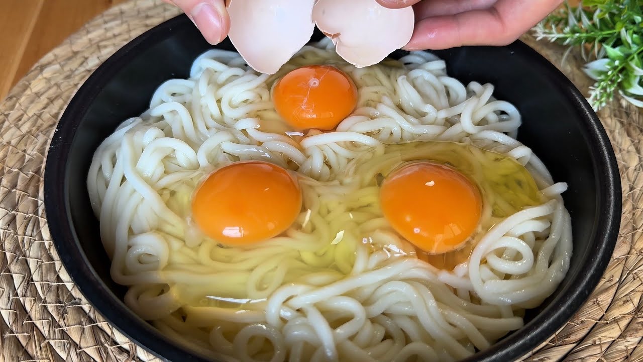 Pouring eggs over udon noodles – I've never tasted anything this good! My mom's secret recipe!