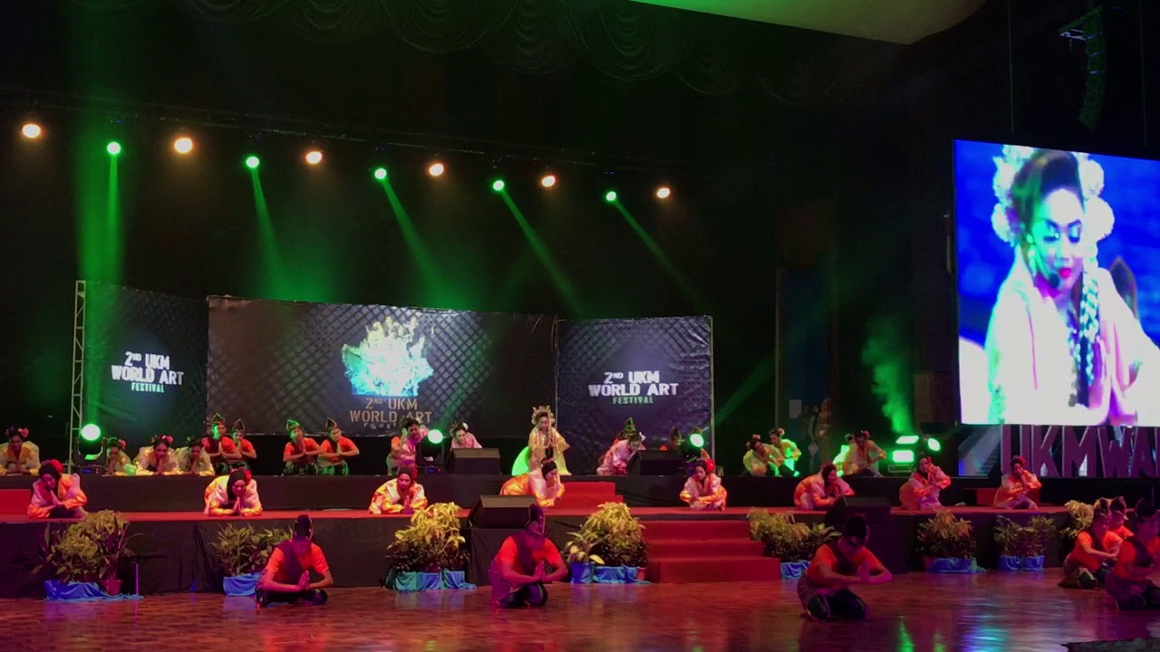PERSEMBAHAN TARIAN BERTIMPUH MEK MULUNG DI 2ND UKM WORLD ART FESTIVAL