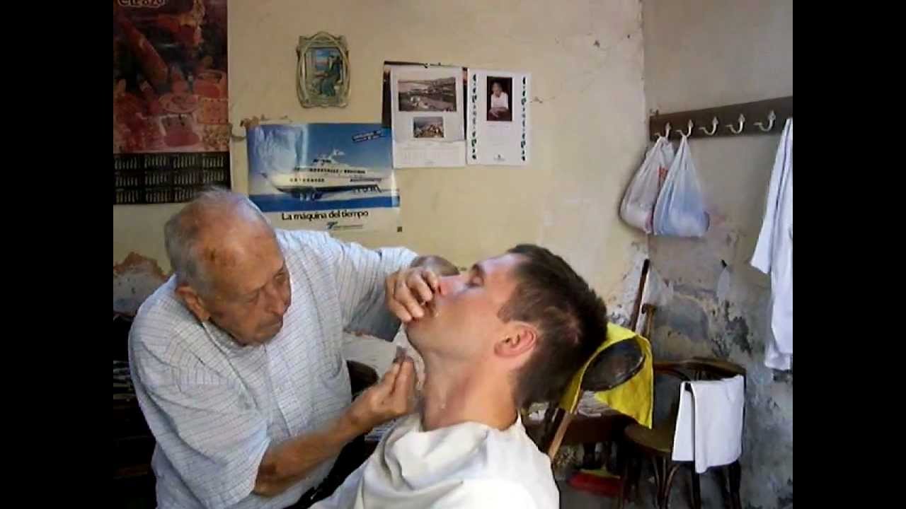 Shaving with a razor - San Sebastian de la Gomera. Golenie brzytwą na wyspach kanaryjskich.