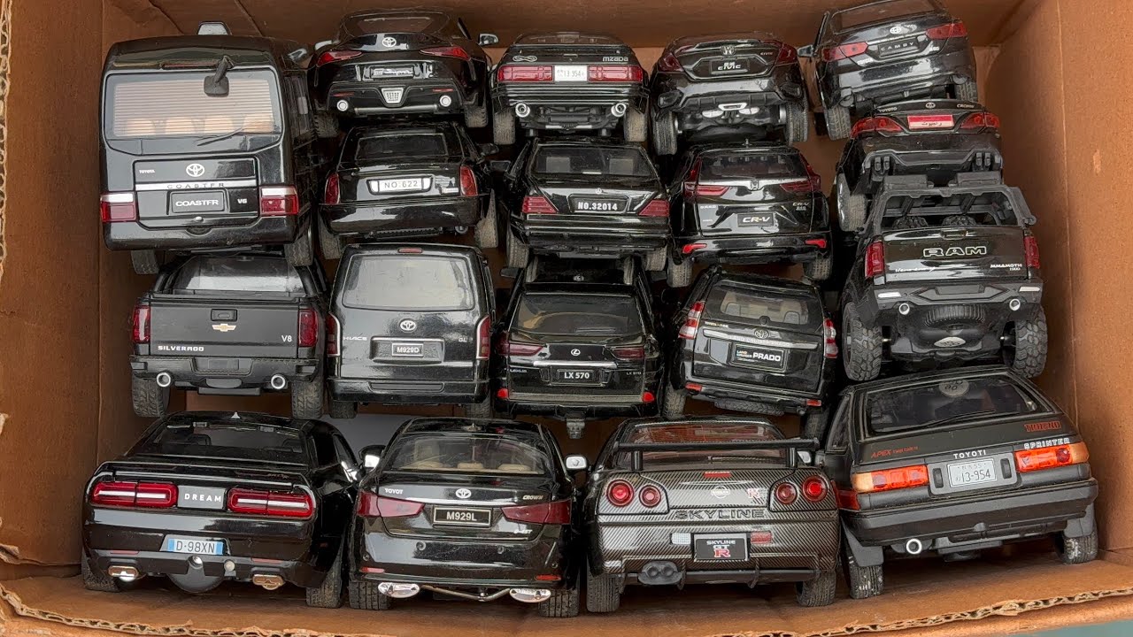 Vamos a elegir coches a escala diecast negros: Mercedes, Toyota, Mitsubishi Pajero, Honda Civic.