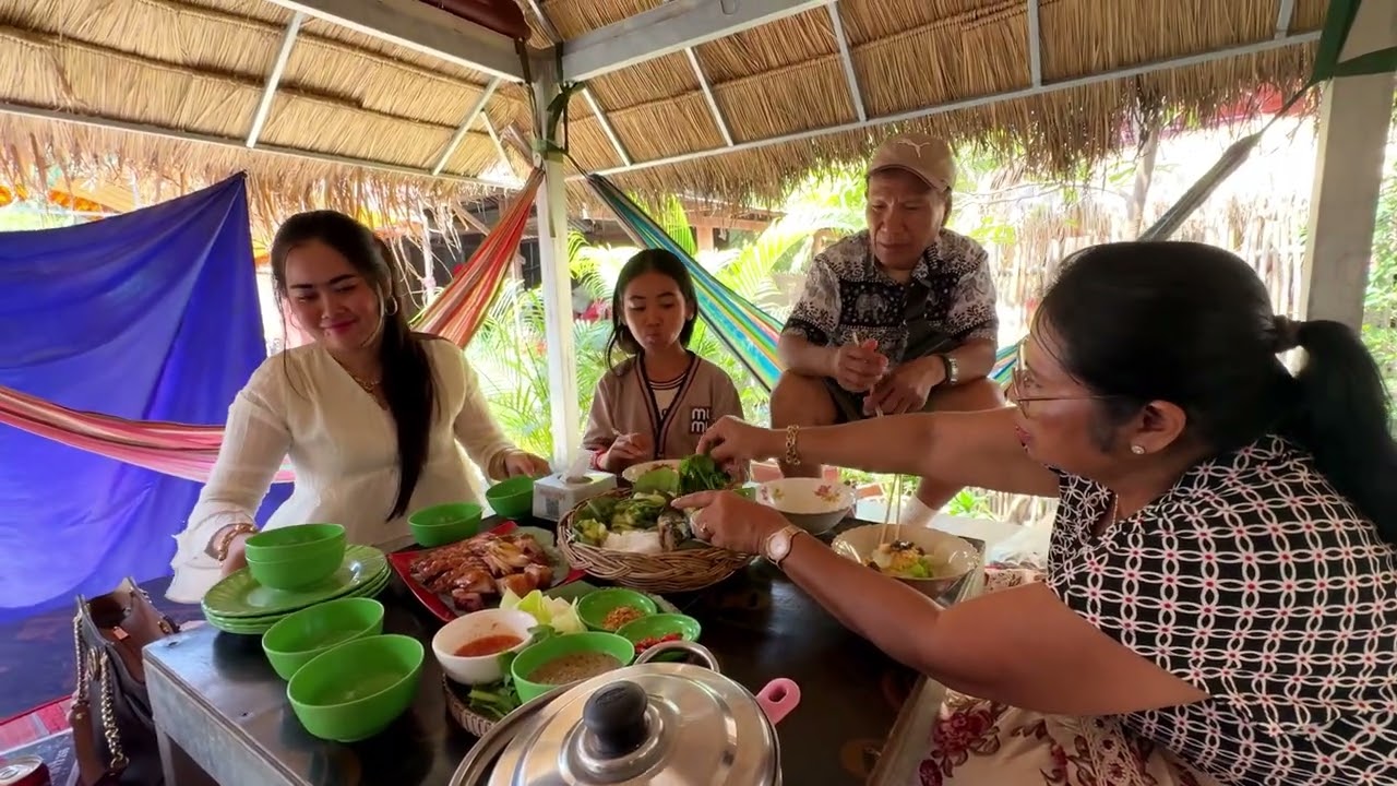 ញ៉ាំប្រហុកលើជ្រុញនិងនំបញ្ចុកទឹកប្រហុកនៅព្រះដាក់