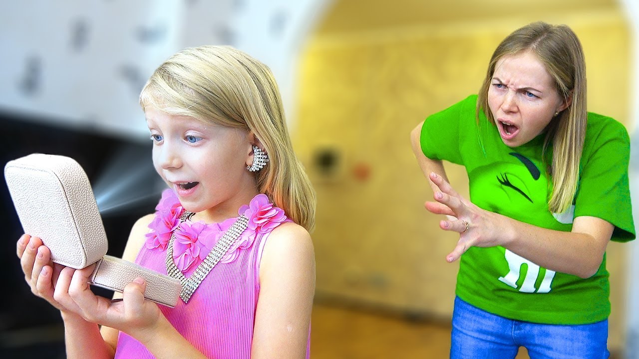 Что Нашла МИЛАНА в Маминой СПАЛЬНЕ? ПАПА Остановил Этот СПОР! Скетч Челлендж от Family Box
