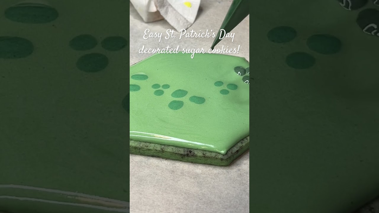 Easy St. Patrick&rsquo;s day decorated sugar cookies!