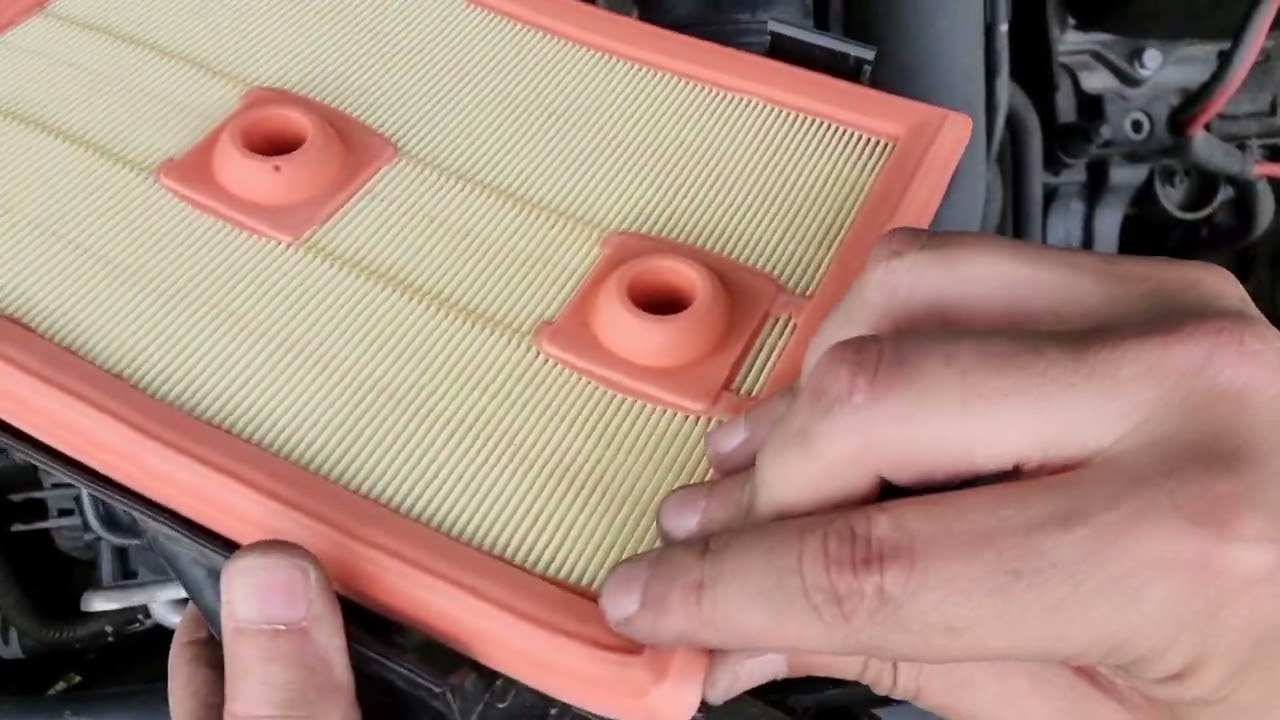 Remplacer le filtre à air moteur Volkswagen Golf 7 1.2L TSI 110ch - Engine air filter replacement