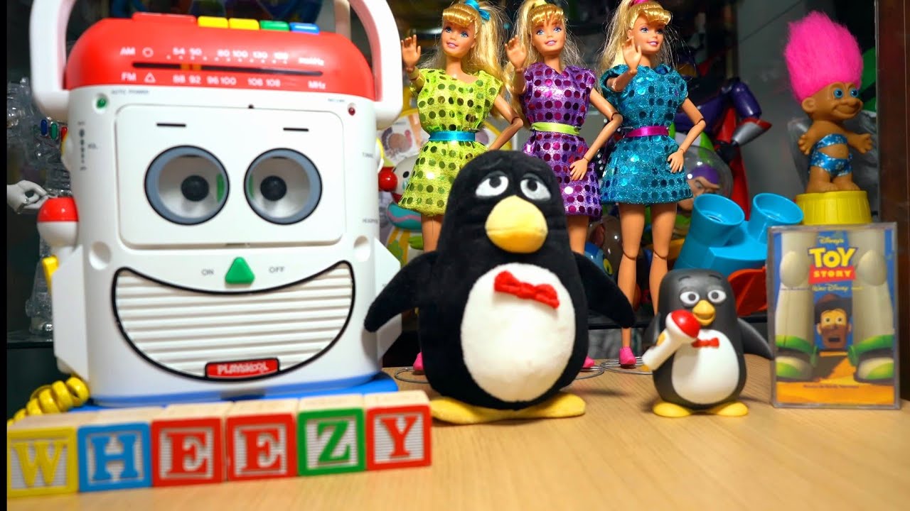 Bonecos Toy Story Set Pinguim Wheezy, Mr Mike, Fita K7 , Barbie Singers e Blocos de Letras