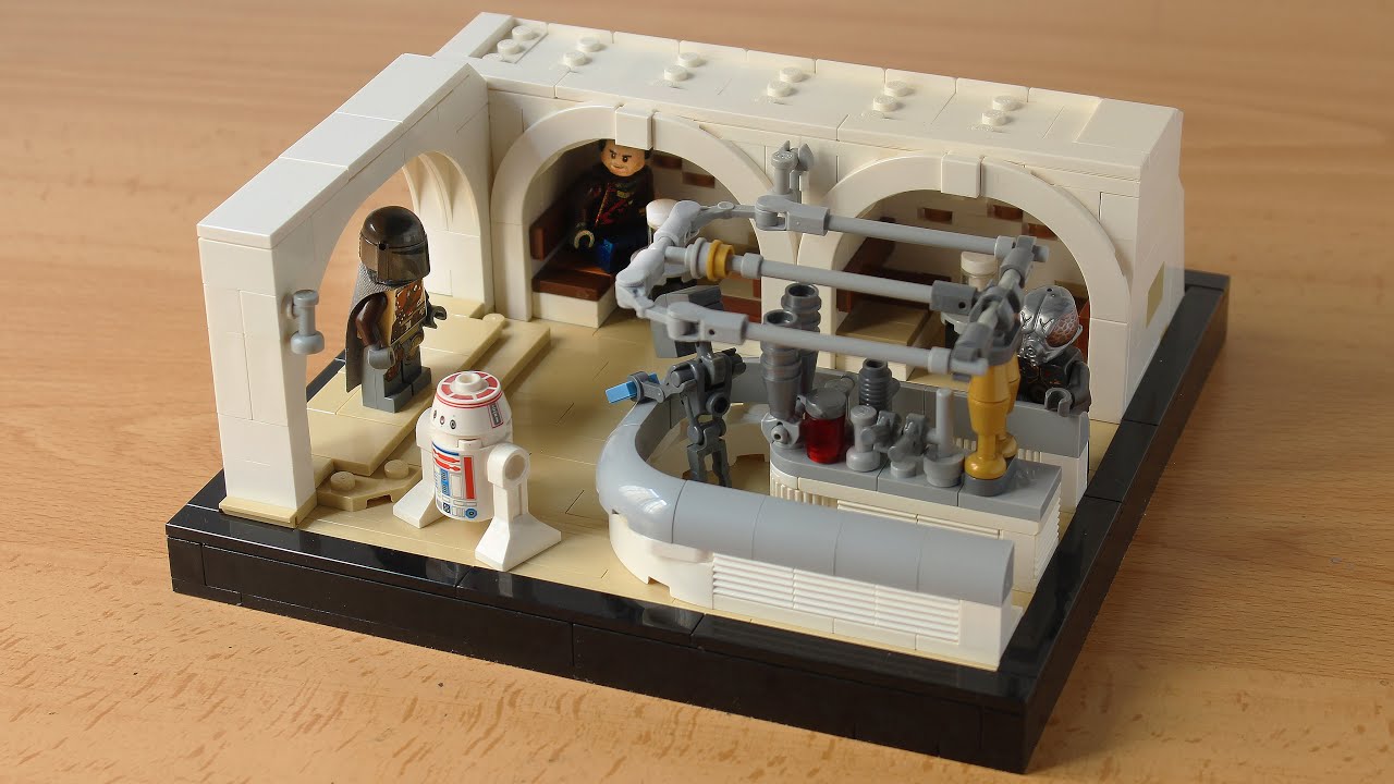 Lego Mandalorian arrives at the Cantina MOC