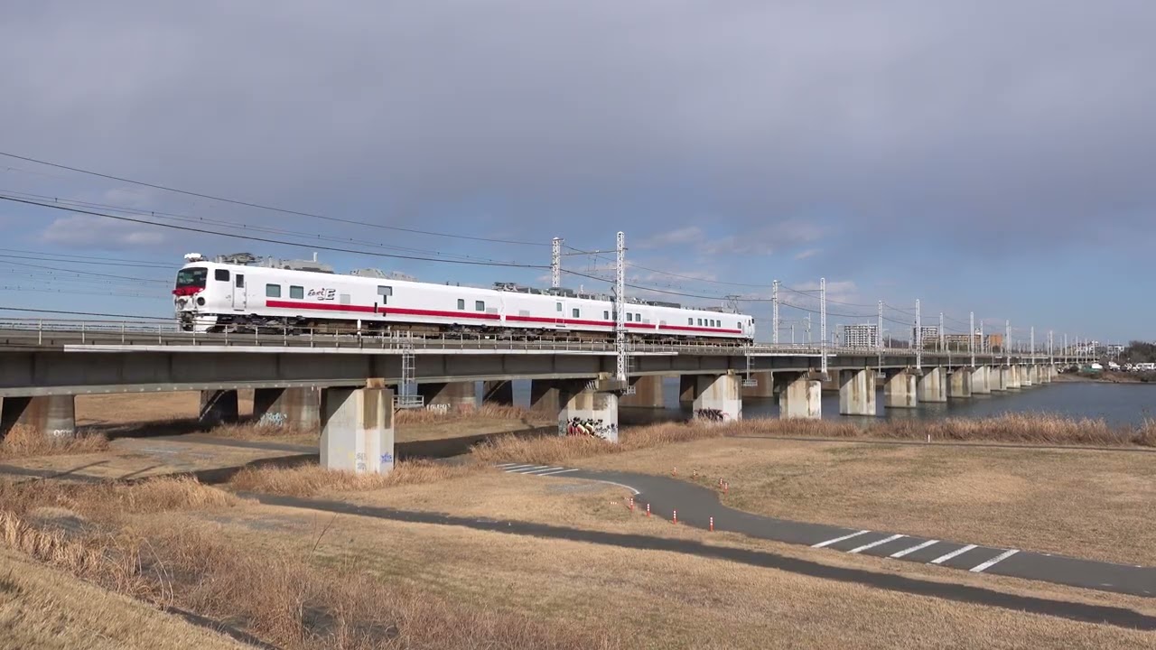 相模川 馬入川橋梁を渡る East i-E (E491系)