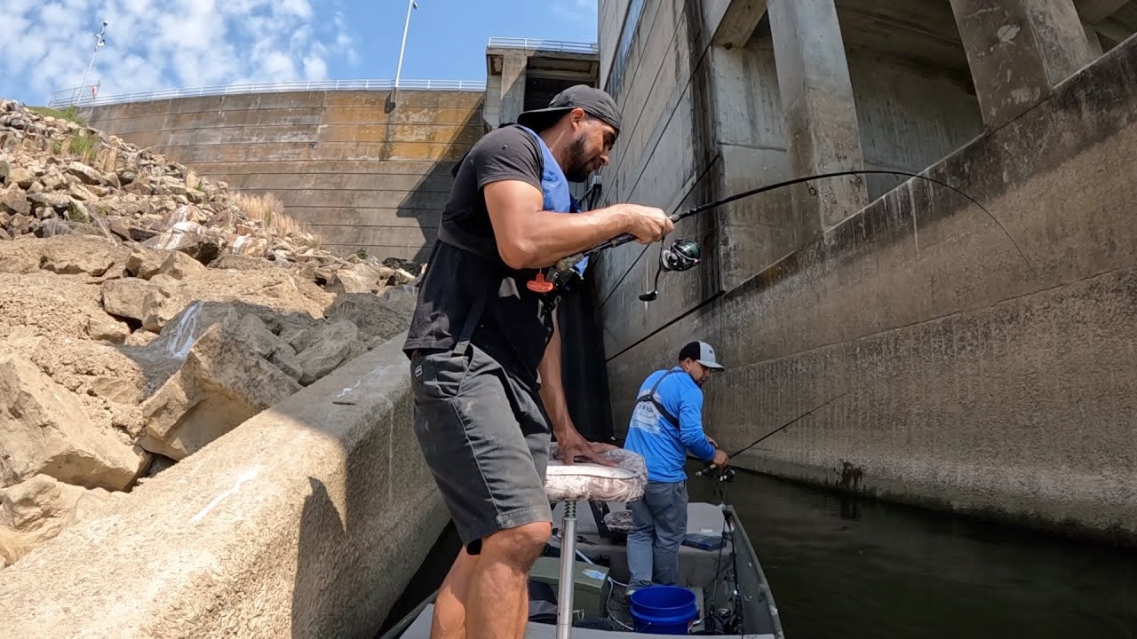 Pescando Y Cocinando En Un Lugar Peligroso
