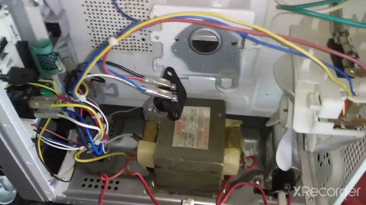 Tu microondas no calienta y se pausa a los segundos de encender? este vídeo te ayudará.