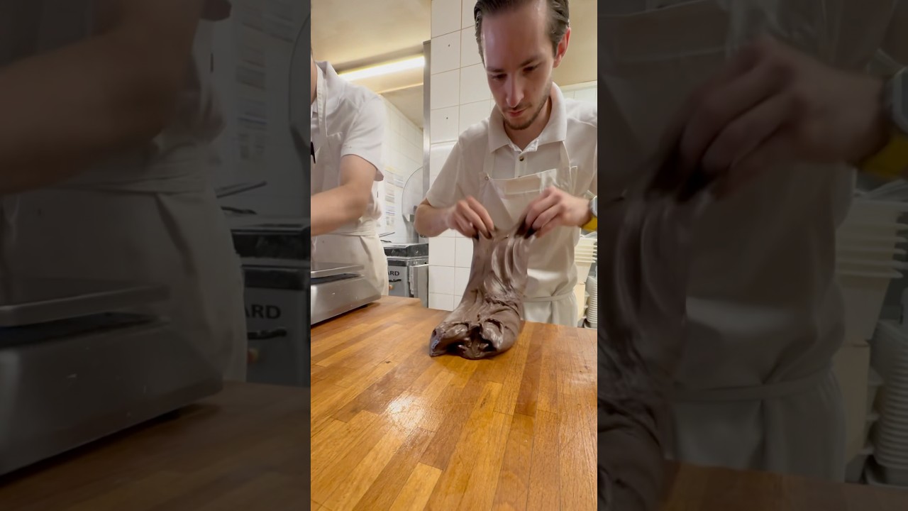 La ma&icirc;trise de la p&acirc;te &agrave; BRIOCHE chocolat #frenchbakery  @nathanaelbonneville !  #bakerywork