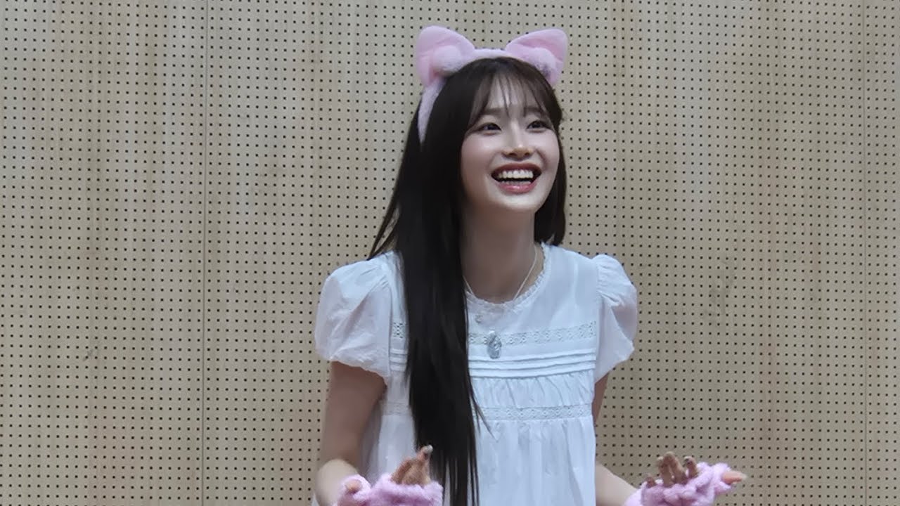 CHUU - Kiss A Kitty (Fansign Performance) FANCAM