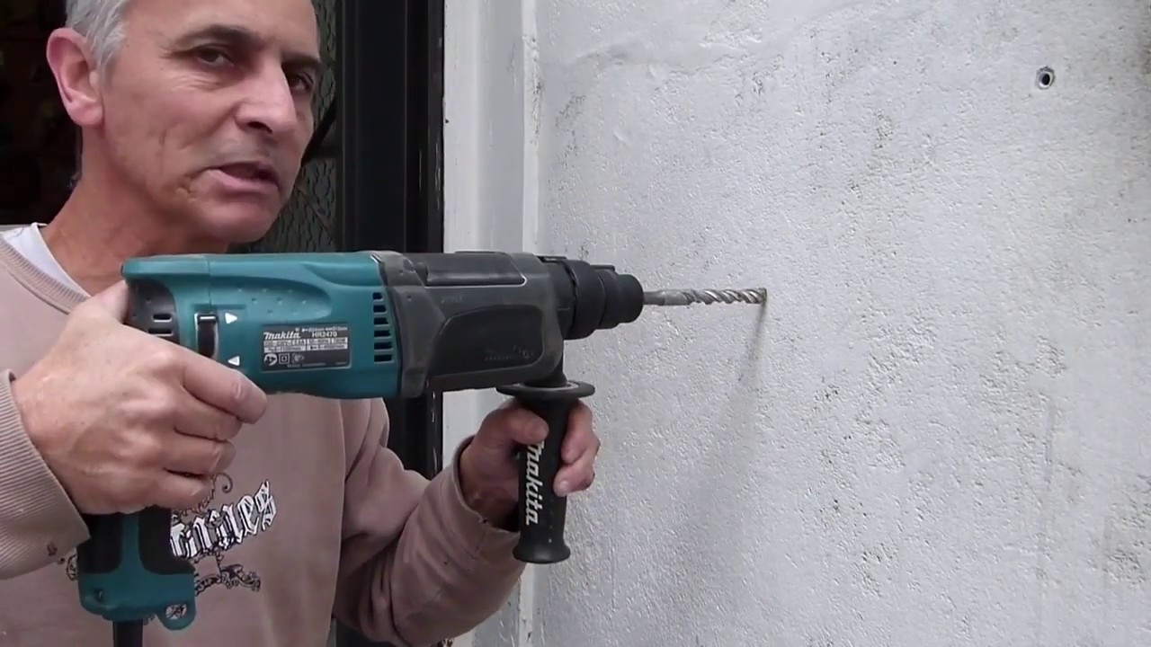 Fixando agarras de escalada direto na parede.