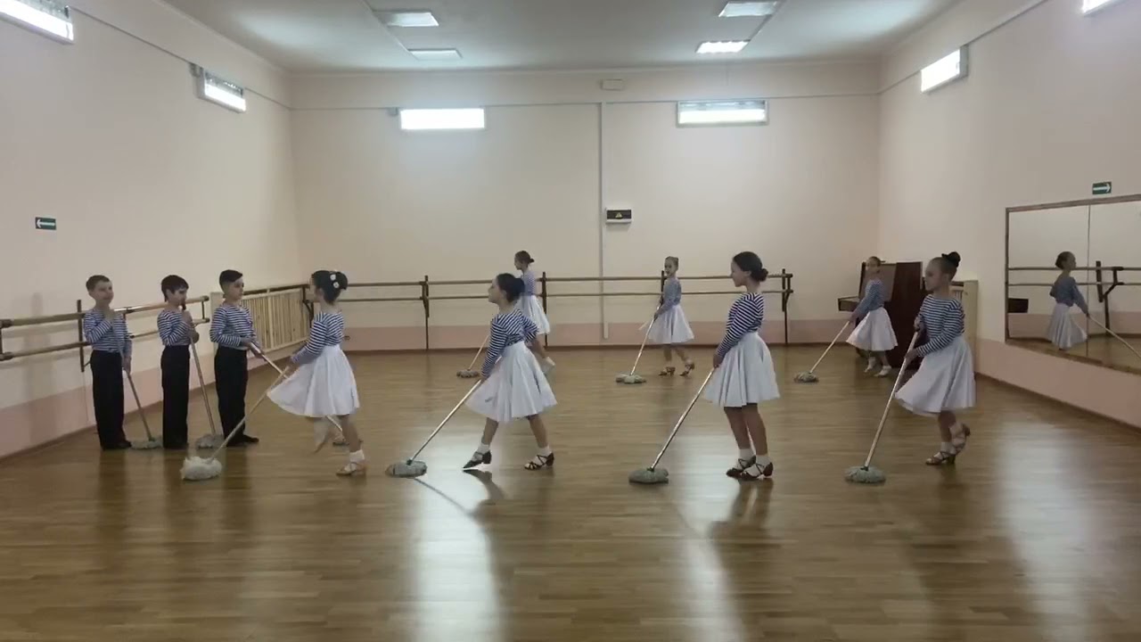 Танецсо швабрами