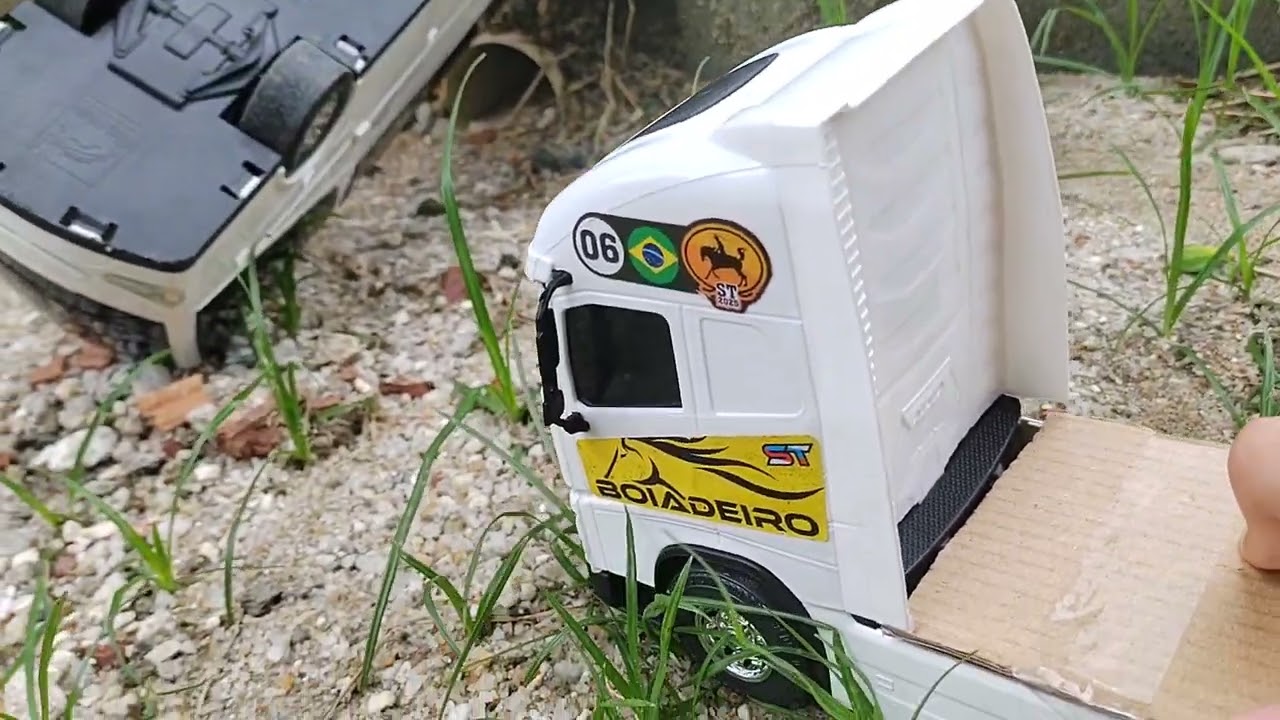 O ônibus tombou ! 😬