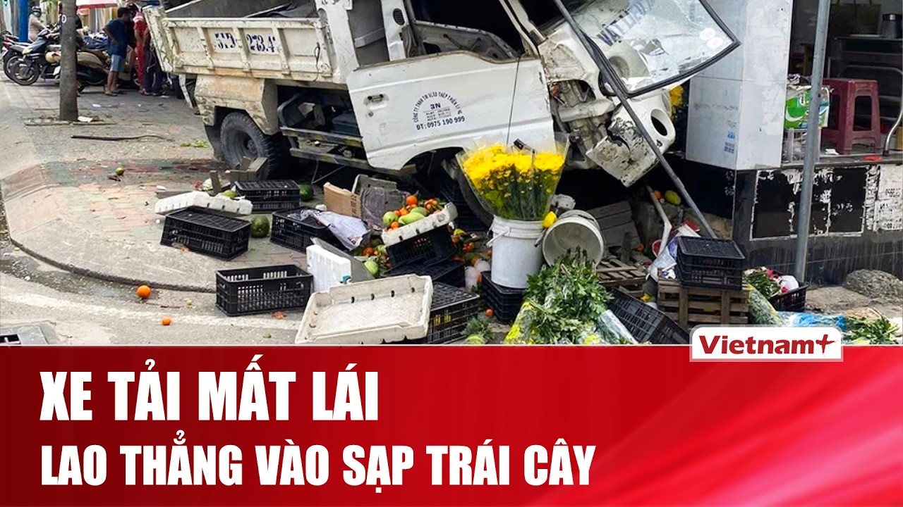 Nhân chứng bàng hoàng kể lại vụ xe tải đi ngược chiều, tông sập sạp trái cây ở Đông Thạnh