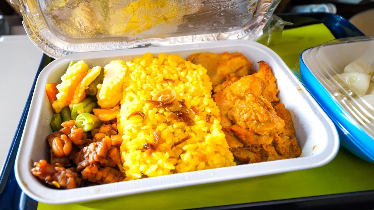 Garuda Indonesia Airline FOOD REVIEW - Flying from Lombok to Jakarta to Bangkok