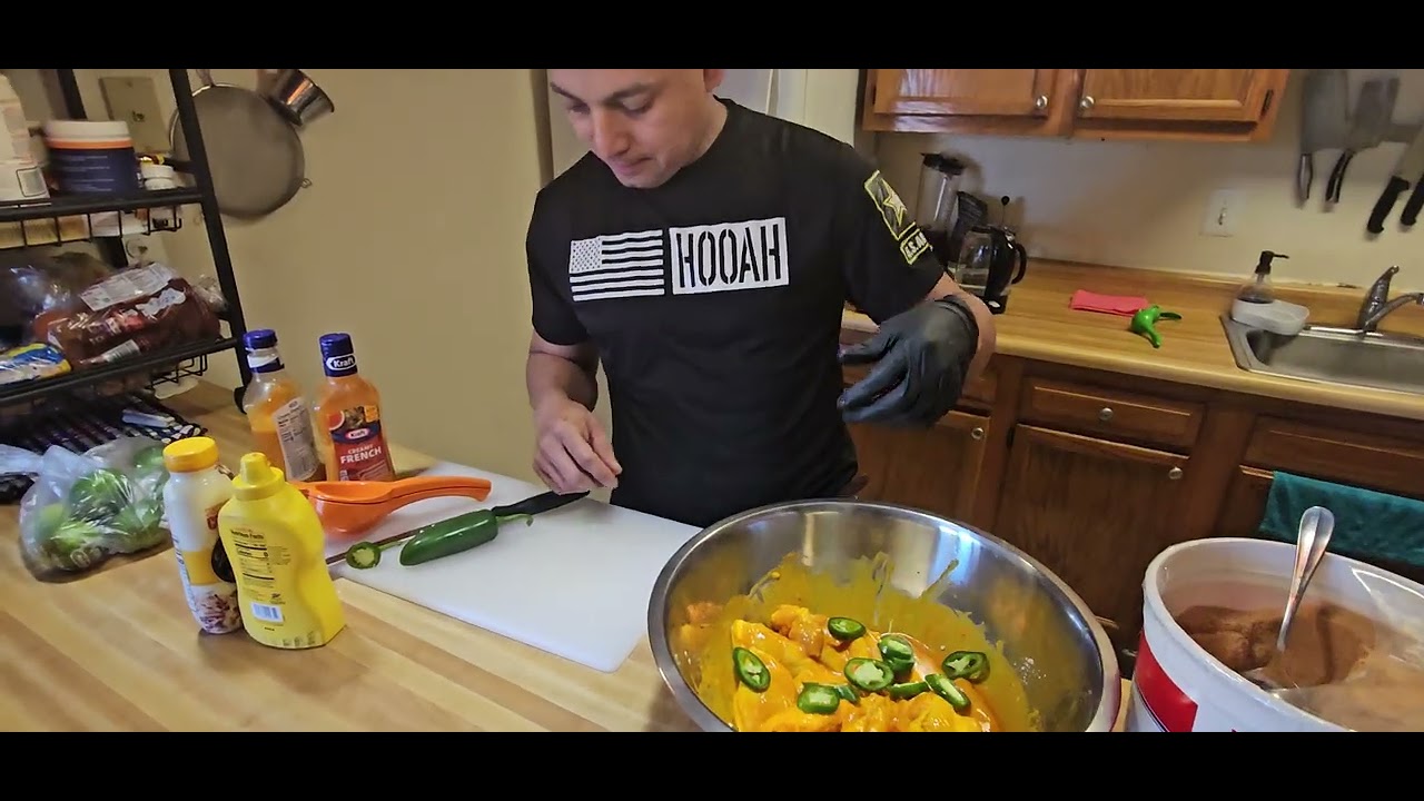 Y va hacer unas alitas de pollo al orno