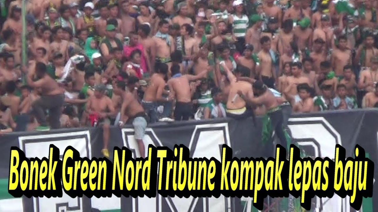 Totalitas Bonek Green Nord Tribune dukung Persebaya - sampai lepas baju