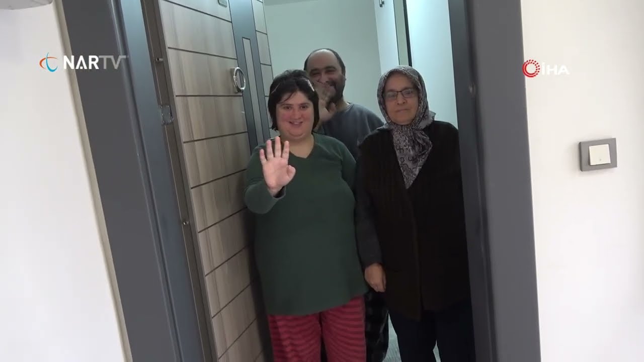 Depremzede anne iki down sendromlu çocuğuyla yeni evine kavuştu.