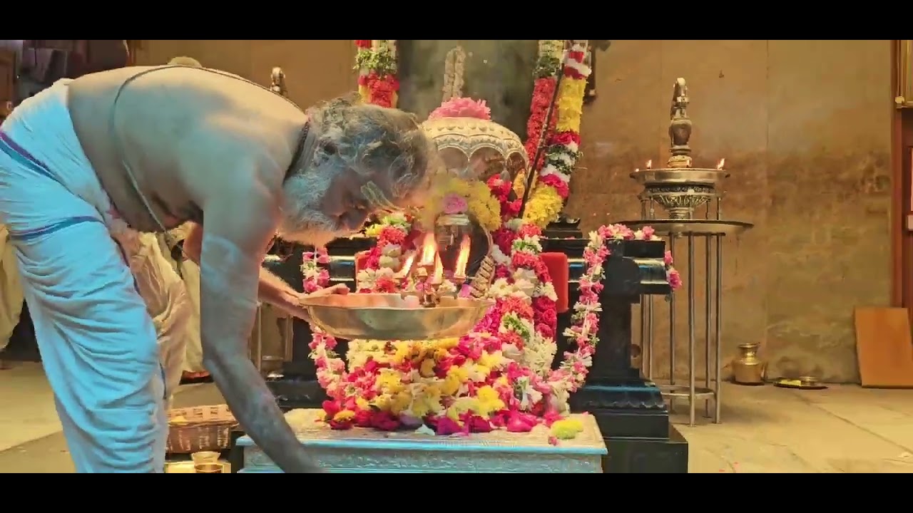 Kanchi Mahaperiyava and Periyava Sri Jayendirar Arathi Today morning 