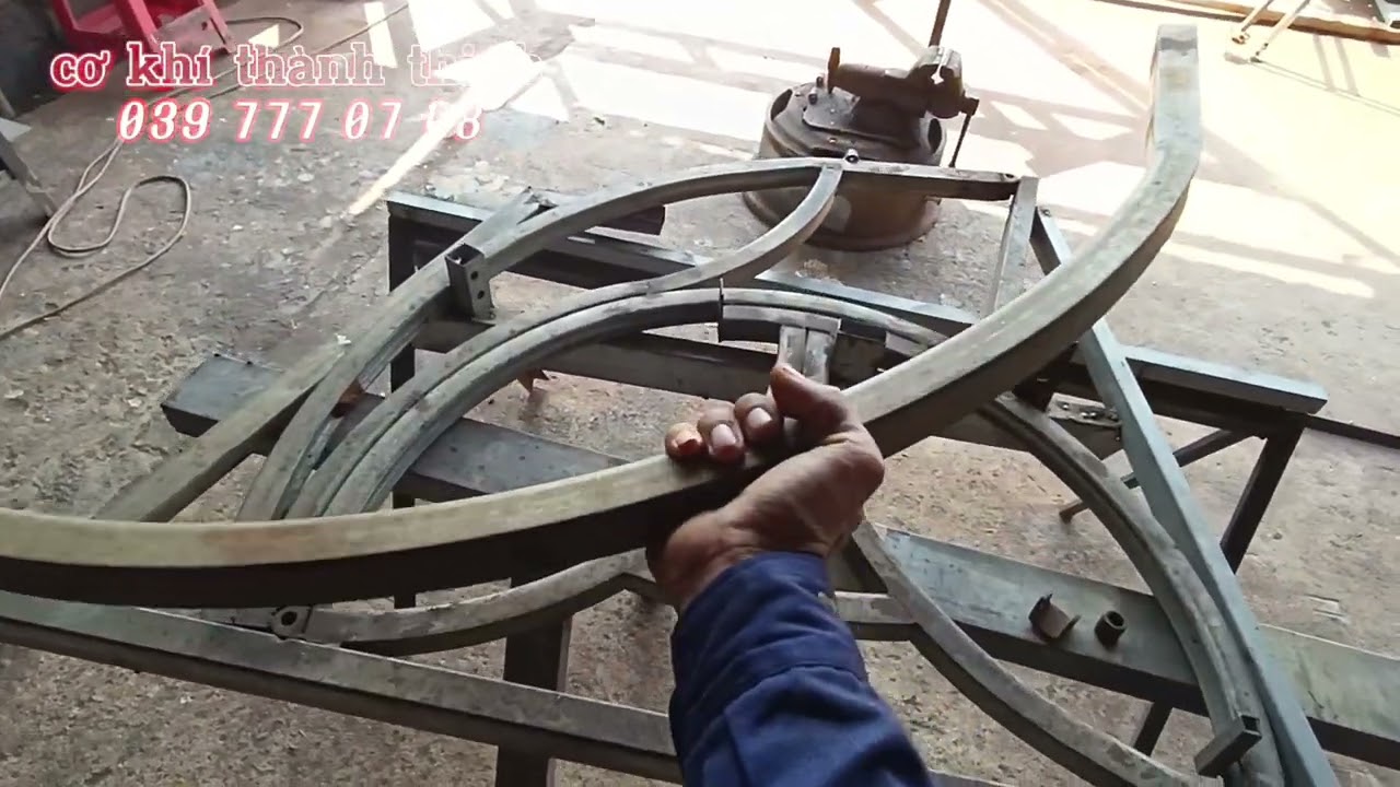 uốn chân bàn ghế gấp gọn /  Bend the legs of folding tables and chairs