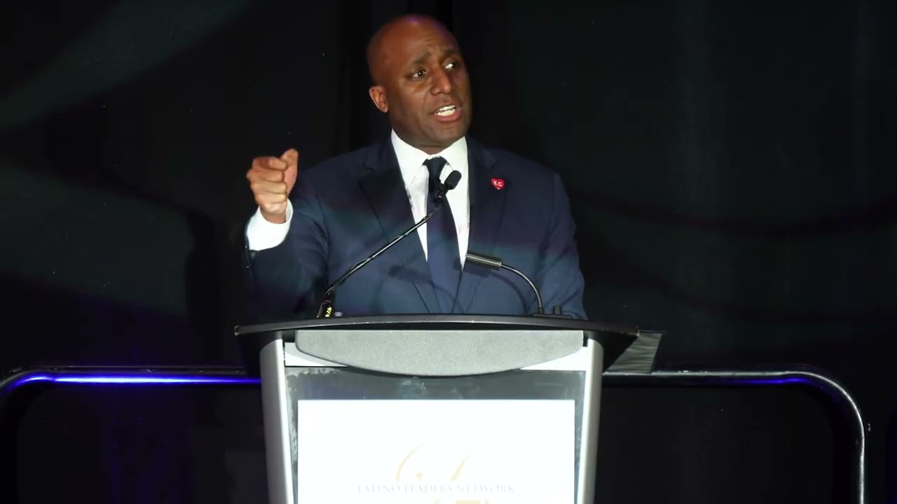 Mayor Quinton Lucas Receives the Antonio Villaraigosa Leadership Award