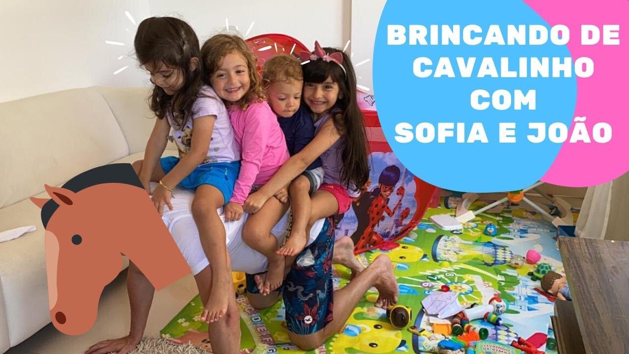 Brincando de cavalinho com a Sofia e o Joao