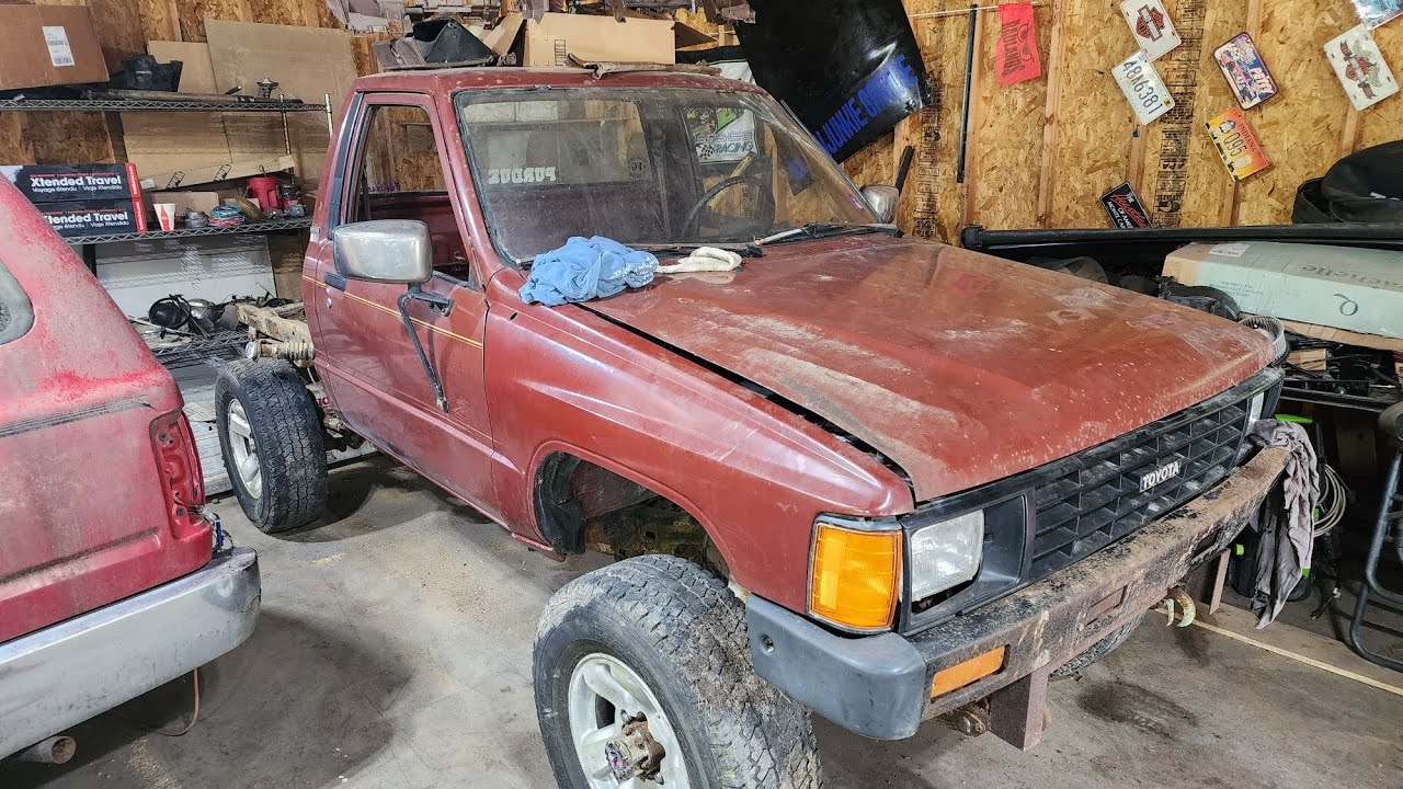 ПЕРВЫЙ ВЗГЛЯД! Toyota Pickup Project 1984 года, пикап 1983/84 годов. Нашёл в сарае, и я рад снова...