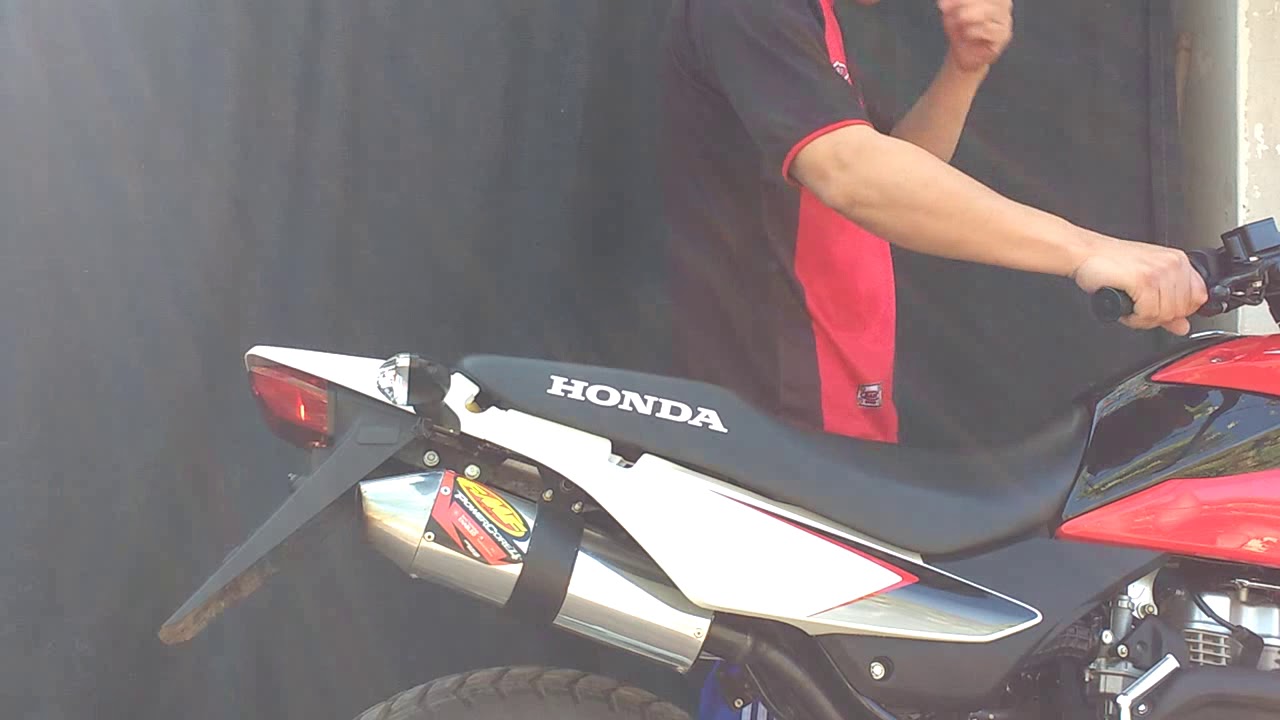 Arrancando la xr 150 con escape FMF made in USA con sordina..puro power..!!!