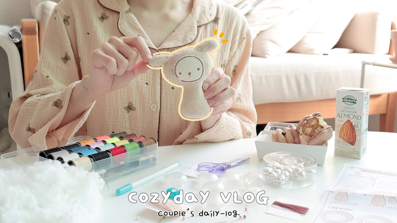 Sub) 손으로 한땀한땀 강아지 딸랑이 인형 만들기🐶🫧 조금씩 걷기 시작하는 콩알이! 수원에서 오믈렛 맛집찾고, 두툼한 명란달걀말이, 장어덮밥, 가리비 치즈구이 해먹는 동거일상