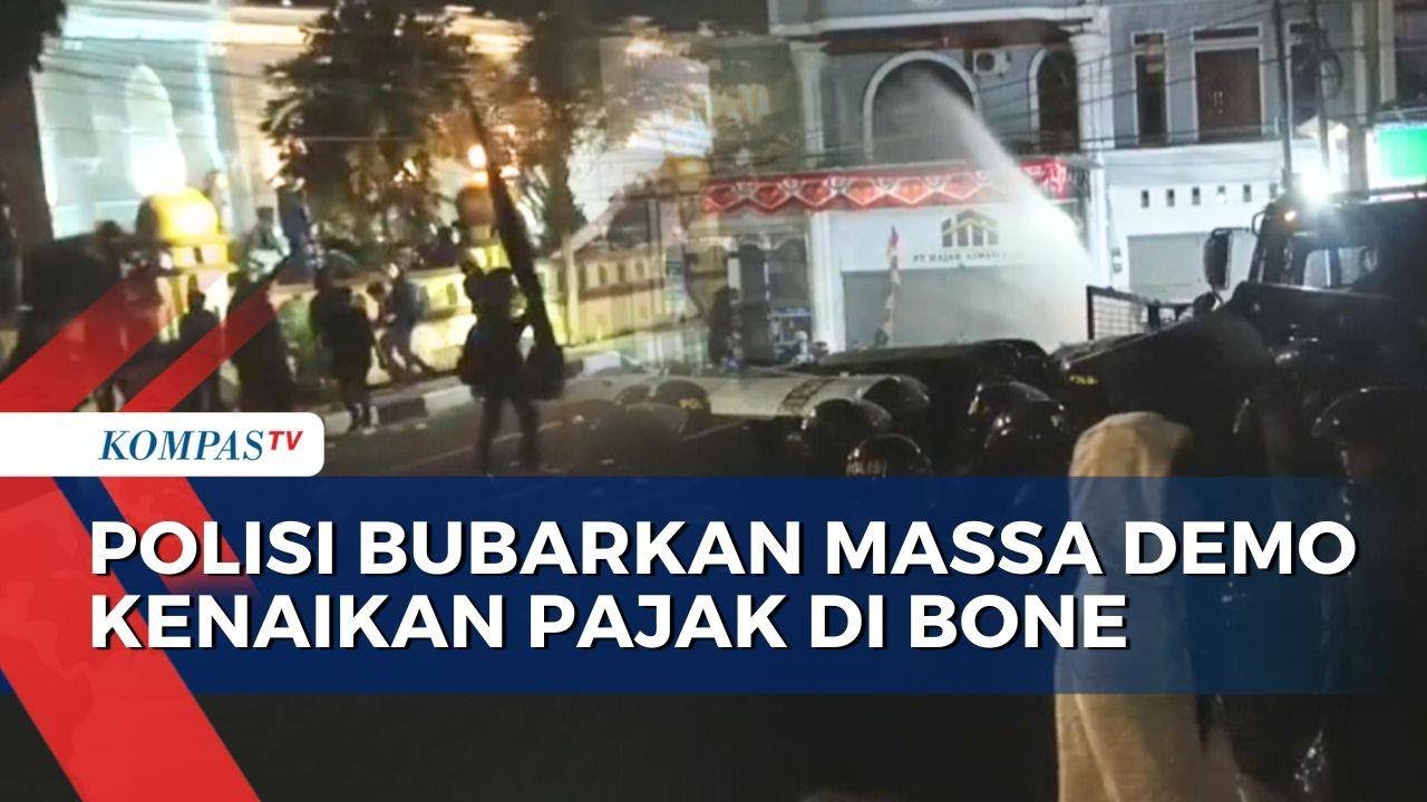 Kericuhan Demo di Depan Kantor Bupati Bone, Polisi Bubarkan Massa dengan Water Cannon | BERUT
